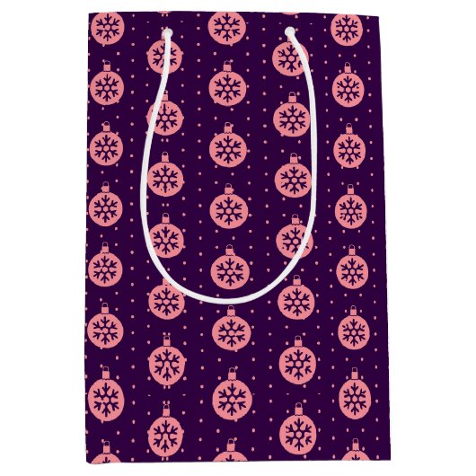 Pink Christmas Ornaments on Purple Modern Holiday Medium Cadeauzakje (Voorkant)
