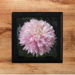 Pink Chrysanthemum Bloom Floral Cadeaudoosje<br><div class="desc">Winkelinkten,  juwelen en andere kleine keepenkoeken in deze houten cadeaudoos met keramische tegel die voorzien is van het foto-afbeelding van een prachtige,  roze Chrysanthemumbloem,  doorgaans een Mumbloem genoemd. Een mooi,  bloemetjesontwerp! Selecteer de grootte en kleur van het cadeauvakje.</div>