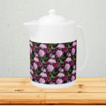 Pink Chrysanthemums Floral Pattern Theepot<br><div class="desc">Witte keramische theepot met deksel dat een foto-afbeelding bevat van prachtige,  roze Chrysanthema's,  algemeen bekend als Mum-bloemen,  en die in een herhalingspatroon is gedrukt. Een mooi,  bloemetjesontwerp!</div>