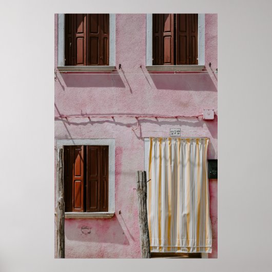 PINK CONCRETE HUIS MET DRIE VENSTERS EN ÉÉN DOO POSTER (Voorkant)