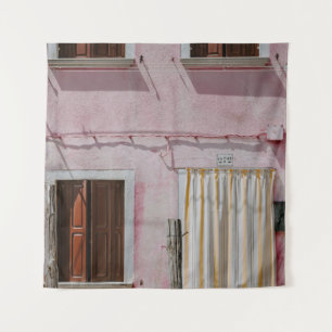 PINK CONCRETE HUIS MET DRIE VENSTERS EN ÉÉN DOO WANDKLEED
