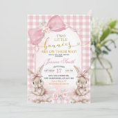 Pink Coquette Gingham Twin Bunnies Baby Shower Kaart (Staand voorkant)