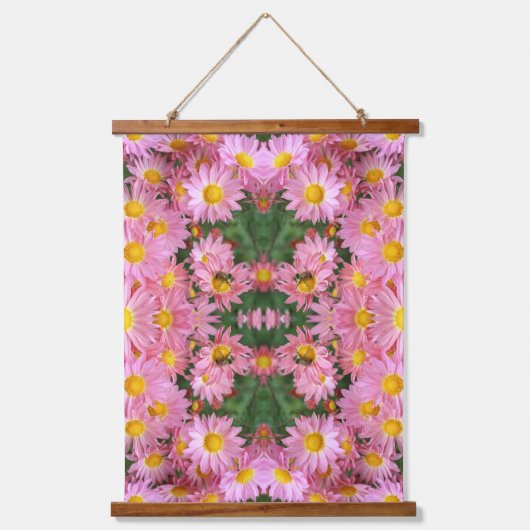 Pink Daisies And Bumble Bee Abstract Hangend Wandkleed (Voorkant)