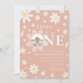 Pink Daisy First 1st Birthday Photo invitation Kaart (Voorkant)