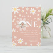 Pink Daisy First 1st Birthday Photo invitation Kaart (Staand voorkant)