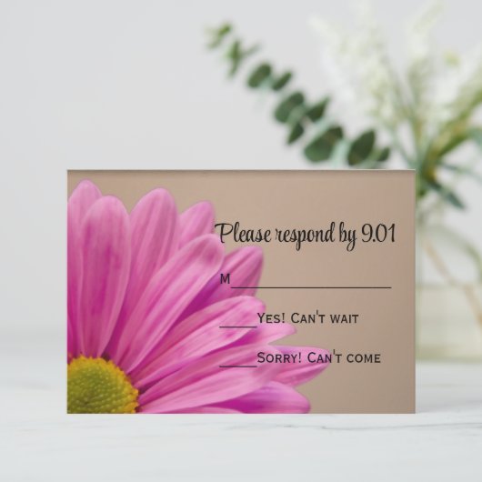 Pink Daisy on Tan Wedding RSVP Response Kaart (Staand voorkant)
