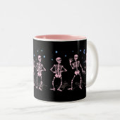 Pink Dancing Skeleton Halloween Shirt Tweekleurige Koffiemok (Voorkant rechts)