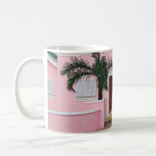 PINK EN WITTE CONCRETE HUIS NEAR GROEN BOMEN UND KOFFIEMOK