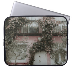 PINK EN WITTE HUIS, BEDEKT MET PLANT A LAPTOP SLEEVE
