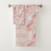Pink Feathers Delicate White Monogrammed Bad Handdoek (Insitu)