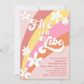 Pink Five is een Vibe Retro Daisies Rainbow Birthd Kaart (Voorkant)