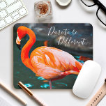 Pink Flamingo foto durven een ander script te zijn Muismat<br><div class="desc">Ik hou ervan hoe flamingo's zich onderscheiden van alle andere vogels. "Durf anders te zijn" wanneer u deze stijlvolle, verbluffende fotografiemousepad van een felle oranje roze flamingo gebruikt die zichzelf op een warme zomerdag bedwelmt. Maakt een geweldig cadeau voor iemand speciaal! U kunt deze mousepad eenvoudig personaliseren en desgewenst de...</div>