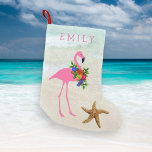 Pink Flamingo Girls Beach Kleine Kerstsok<br><div class="desc">Roze flamingo Kerstmis met een strandthema. Voeg haar naam toe in roze gedrukte letters boven  tropisch water en strandzand. Een enkele zeester versiert de teen,  en de flamingo draagt een poot hibiscus en holly bladeren.</div>