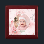 Pink Floral Baby's eerste kerstgeschenkdoos Cadeaudoosje<br><div class="desc">Een delicate kerst bloemenontwerp omringt de vervangbare foto van een baby voor hun "Eerste Kerstmis". De roze poinsettia en groene accenten rusten op een mooie blush roze achtergrond. Dit ziet er allemaal prachtig uit op deze aandenken geschenkdoos.</div>