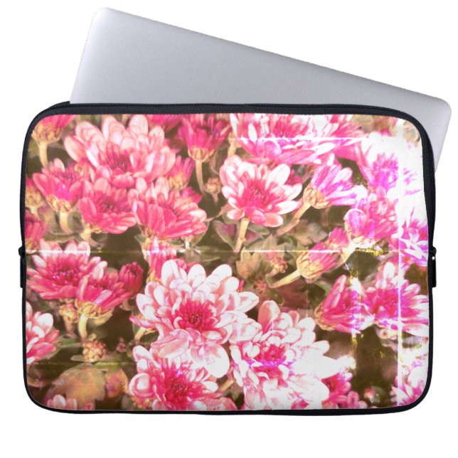 Pink Floral Bloom Pattern – Soft Botanical Design Laptop Sleeve (Voorkant)