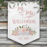 Pink Floral Boho Chic & Mrs Wedding Wimpel<br><div class="desc">Deze vlag is mooi, stijlvol en leuk. Het is ontworpen om de newlyweds te vieren en heeft een elegant boho-schitterend ontwerp met een cluster van met de hand geverfde waterverf rozen, bloesems en tuinbladeren in tinten van wazige roze, koraal en slijm. De elegante scripttekst luidt: Mr en Mrs. met de...</div>