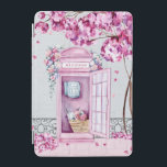 Pink Floral Phone Booth op maat iPad Mini Cover<br><div class="desc">Deze prachtige iPad cover is voorzien van een roze telefooncel in bloemen met een nabijgelegen boom die roze bloesems op de grond laat vallen. Je kunt je personaliseren met jouw naam.</div>