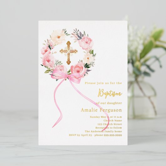 Pink floral wreath cross bow girl baptism folie uitnodiging (Staand Voorkant)