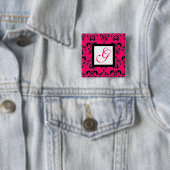 PINK FUCHSIA DAMASK WHITE SQUARE MONOGRAM VIERKANTE BUTTON 5,1 CM (In situ)