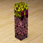 PINK FUCHSIA RIBBON, BLACK GOLD ART NOUVEAU DAMASK WIJN GESCHENKDOOS<br><div class="desc">Elegant goudgele cadeaudoos met levendige 3D-topaz, paarse amethystedelstenen, klassiek, uniek Art Nouveau damask, gemakkelijk aan te passen met jouw tekst voor trouwwijn, nuptiaal cadeau, lief 16, baby shower, vrijgezellenfeesten, quinceanera verjaardagsfeestjes, Bat Mitzvah, romantische verloving douches, Kerstmis, vakantie, kantoor, nieuwe jaars dag - de dag - de avonden, verjaardagen, bijeenkomsten, afstuderen...</div>