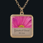 Pink Gerber Daisy Wedding Goud Vergulden Ketting<br><div class="desc">Het Pink Gerber Daisy Wedding Pendant Ketting is een uniek souvenir huwelijkscadeau of bruids- of huwelijksdouchekado. Pas het aan met de persoonlijke namen van de bruid en bruidegom en trouwdatum. Dit aangepaste bloemige bruiloft ketting is voorzien van een digitaal beschilderde natuur foto van een roze gerber daisy bloesem op een...</div>