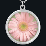 Pink Gerbera Ketting<br><div class="desc">Een mooie gerbera in een zeer lichtroze en een zacht groen oog maakt dit een mooie ketting hanger. Een prachtig cadeau voor een vrouw of een tienermeisje.</div>