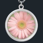 Pink Gerbera Ketting<br><div class="desc">Een mooie gerbera in een zeer lichtroze en een zacht groen oog maakt dit een mooie ketting hanger. Een prachtig cadeau voor een vrouw of een tienermeisje.</div>