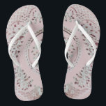 Pink Gibson Girl Teenslippers<br><div class="desc">Het ontwerp van deze teenslippers is geïnspireerd door een kleine theesauteur die in een grote antiek winkel in Gibsonville, NC, wordt gevonden. Hoewel het bedrijf English Ironstone Tableware niet erg oud was, ging het in 1994 in het bezit van een curator en voelde ik me gedwongen het rode en witte...</div>