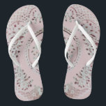 Pink Gibson Girl Teenslippers<br><div class="desc">Het ontwerp van deze teenslippers is geïnspireerd door een kleine theesauteur die in een grote antiek winkel in Gibsonville, NC, wordt gevonden. Hoewel het bedrijf English Ironstone Tableware niet erg oud was, ging het in 1994 in het bezit van een curator en voelde ik me gedwongen het rode en witte...</div>