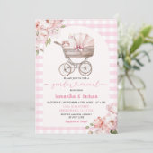 Pink Gingham Floral Baby Carriage Gender Reveal Kaart (Staand voorkant)