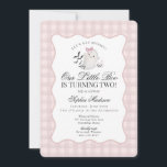 Pink Gingham Preppy Ghost Little Boo 2e verjaardag Kaart<br><div class="desc">Een klein boekje wordt twee! Maak je klaar voor een spooktaculair feest met onze Schattigee Pastel Pink Ghost themafeestdecor! Dit charmante ontwerp is voorzien van een schattige geest met een pompoen snoepjes mand, tegen een lichtroze golvende rand en een preppy gingham achtergrond. Perfect voor een leuke en feestelijke Halloween viering....</div>