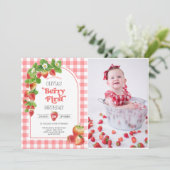 Pink Gingham Strawberry 1e verjaardag foto Kaart (Staand voorkant)