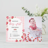 Pink Gingham Strawberry 1e verjaardag foto Kaart (Staand voorkant)
