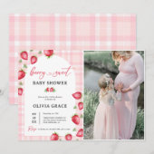 Pink Gingham Strawberry Baby shower Party Foto Kaart (Voorkant / Achterkant)
