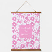 Pink Girly Scrunchies Pattern Cute Hair Accessory Hangend Wandkleed (Voorkant)