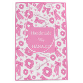 Pink Girly Scrunchies Pattern Cute Hair Accessory  Medium Cadeauzakje (Voorkant)