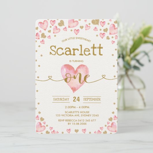 Pink Gold Hearts Sweetheart 1e verjaardag Uitnodig Kaart (Staand voorkant)