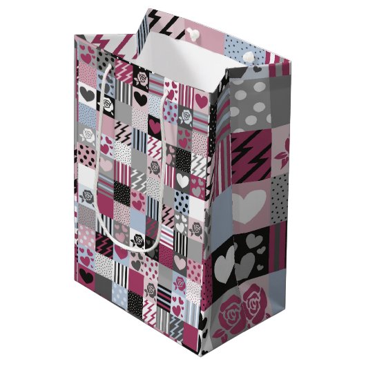 Pink & Gray Patchwork Hearts Medium Cadeauzakje (Voorkant Gekanteld)