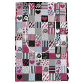 Pink & Gray Patchwork Hearts Medium Cadeauzakje (Voorkant)