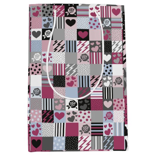 Pink & Gray Patchwork Hearts Medium Cadeauzakje (Voorkant)