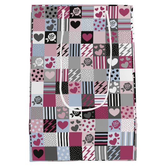 Pink & Gray Patchwork Hearts Medium Cadeauzakje (Achterkant)