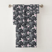 Pink grey modern abstract flowers bad handdoek (Insitu)