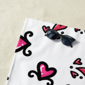 Pink Hearts Pattern – Cute Doodle Design Strandlaken (In situ)