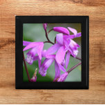 Pink Hyacinth Orchids Floral Cadeaudoosje<br><div class="desc">Winkelinkten,  juwelen en andere kleine keepenkoeken in deze houten cadeaudoos met keramische tegel die voorzien is van een foto-afbeelding van roze Hyacinth Orchids,  ook wel bekend als een Chinees Gronorchid,  een soort roze orchideeën. Een mooi,  bloemetjesontwerp! Selecteer de grootte en kleur van het cadeauvakje.</div>