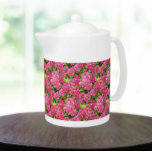 Pink Hydrangea Blooms Floral Pattern Theepot<br><div class="desc">Witte keramische theepot met deksel dat is voorzien van een afbeelding van roze hydrangea-bloemen,  gedrukt in een repetitief patroon. Een mooi,  bloemetjesontwerp!</div>