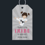 Pink Karate Girl Birthday Cadeaulabel<br><div class="desc">meisjeskarate verjaardagsfeestje gunt tags in het roze .</div>