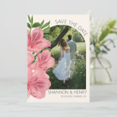 Pink Lily Floral Modern Wedding Save the Date Kaart (Staand voorkant)