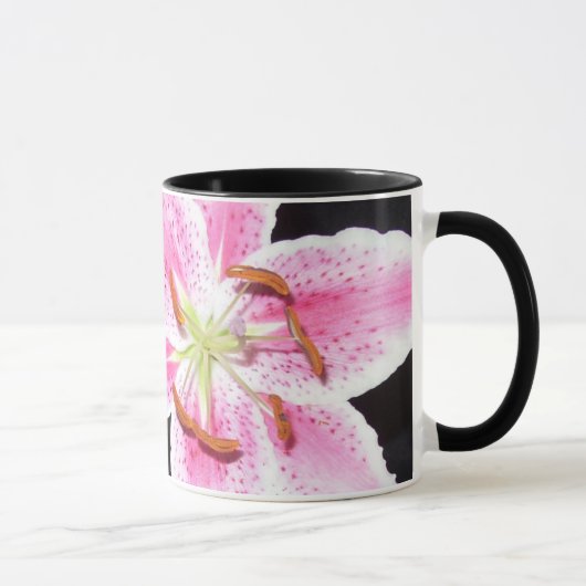 Pink Lily Flower op zwart Mok (Rechts)
