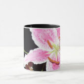Pink Lily Flower op zwart Mok (Midden)