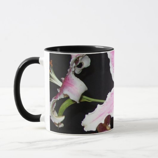 Pink Lily Flower op zwart Mok (Links)